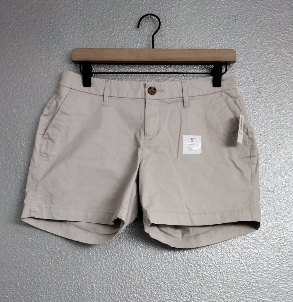 NWT Old Navy Women's Khaki Shorts    Size 2